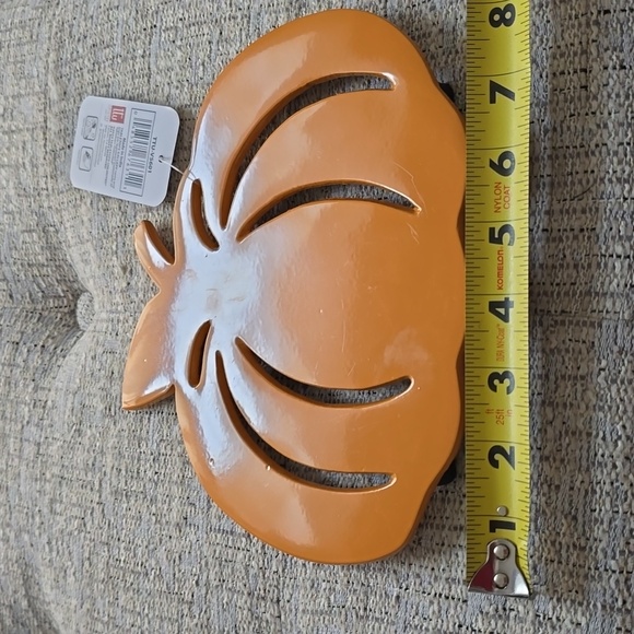 TABLETOPS GALLERY BRAND ORANGE PUMPKIN METAL TRIVET - Picture 7 of 8